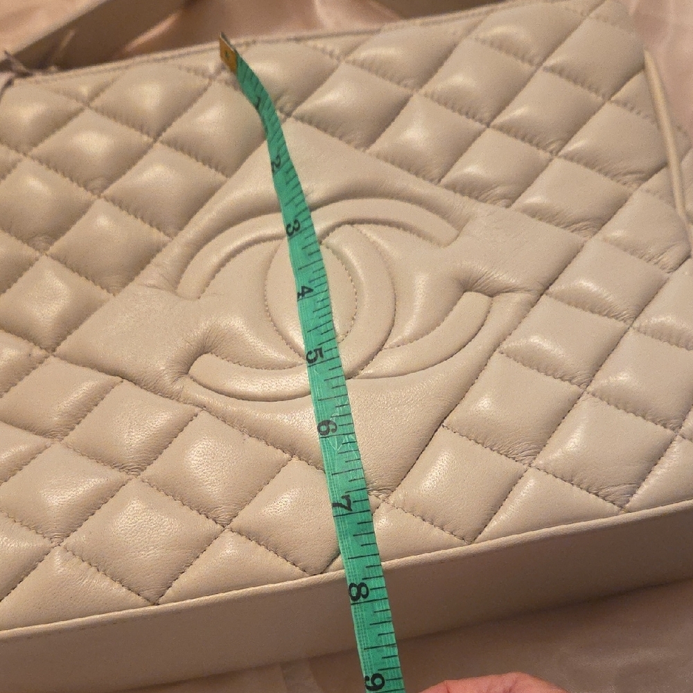 NWOT Chic Ivory Quilted Soft Genuine Leather Shoulder Bag - Picture 7 of 13